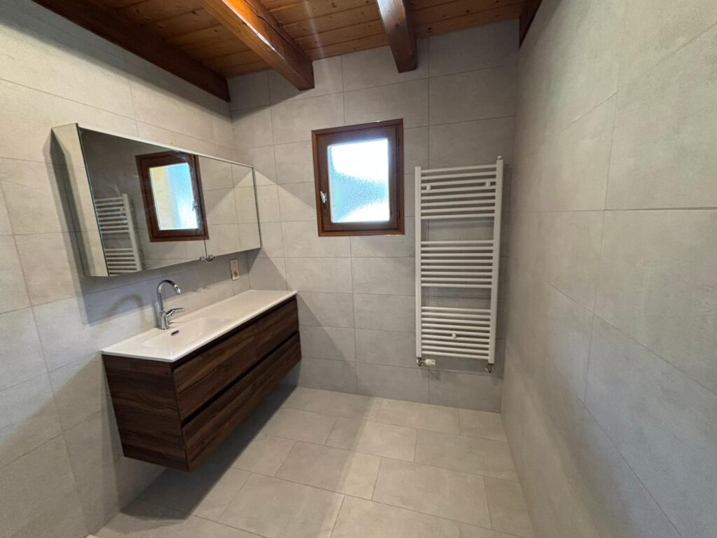 Photo d'une salle de bain grise avec du bois foncé