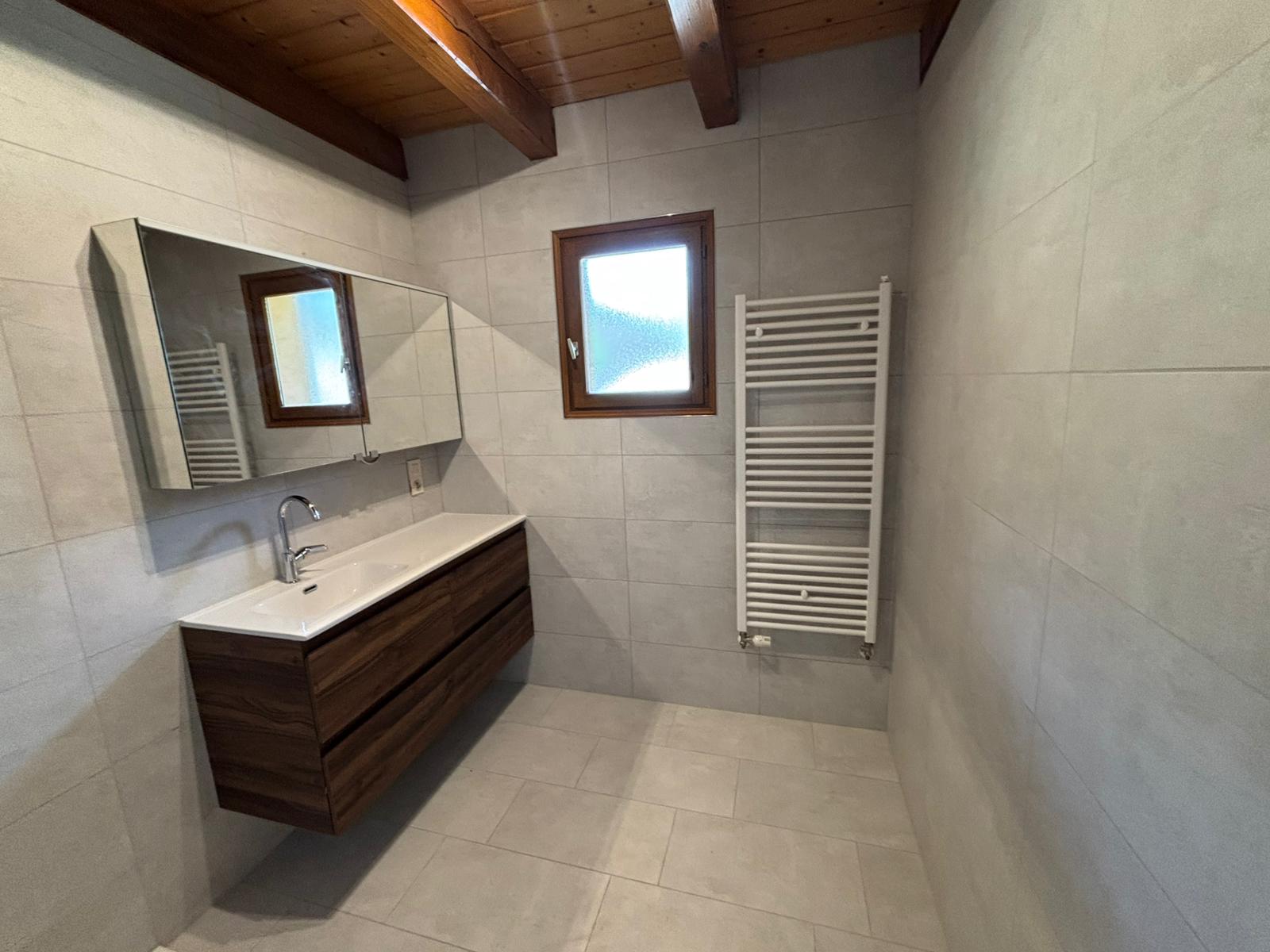 Photo d'une salle de bain grise avec du bois foncé