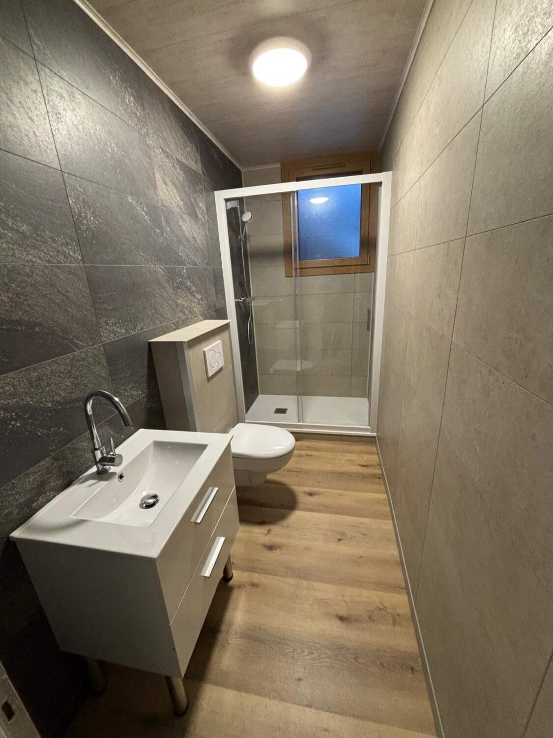 photo d'une salle de bain contemporaine réalisée par l'entreprise A.S.C.S ARTISANS SAVOYARDS CHAUFFAGE SANITAIRE en Savoie