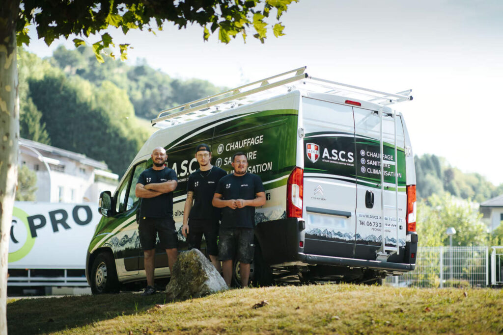 Équipe de l'entreprise A.S.C.S à Albertville devant leur camion 